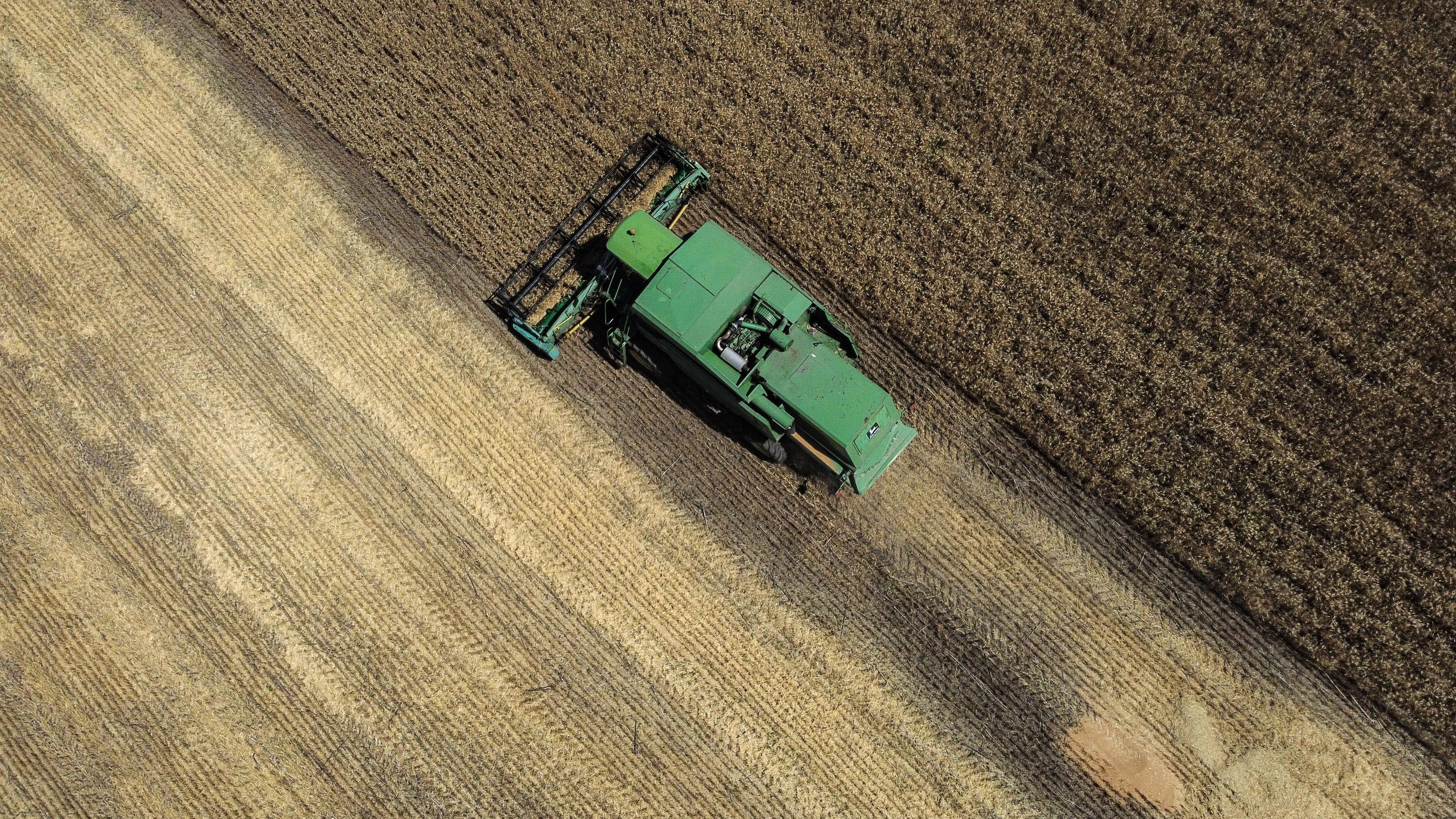Vista aérea de las granjas de cereales en Donetsk este de Ucrania, en medio de la invasión rusa. (Photo by MIGUEL MEDINA / AFP) (Photo by MIGUEL MEDINA/AFP via Getty Images)
