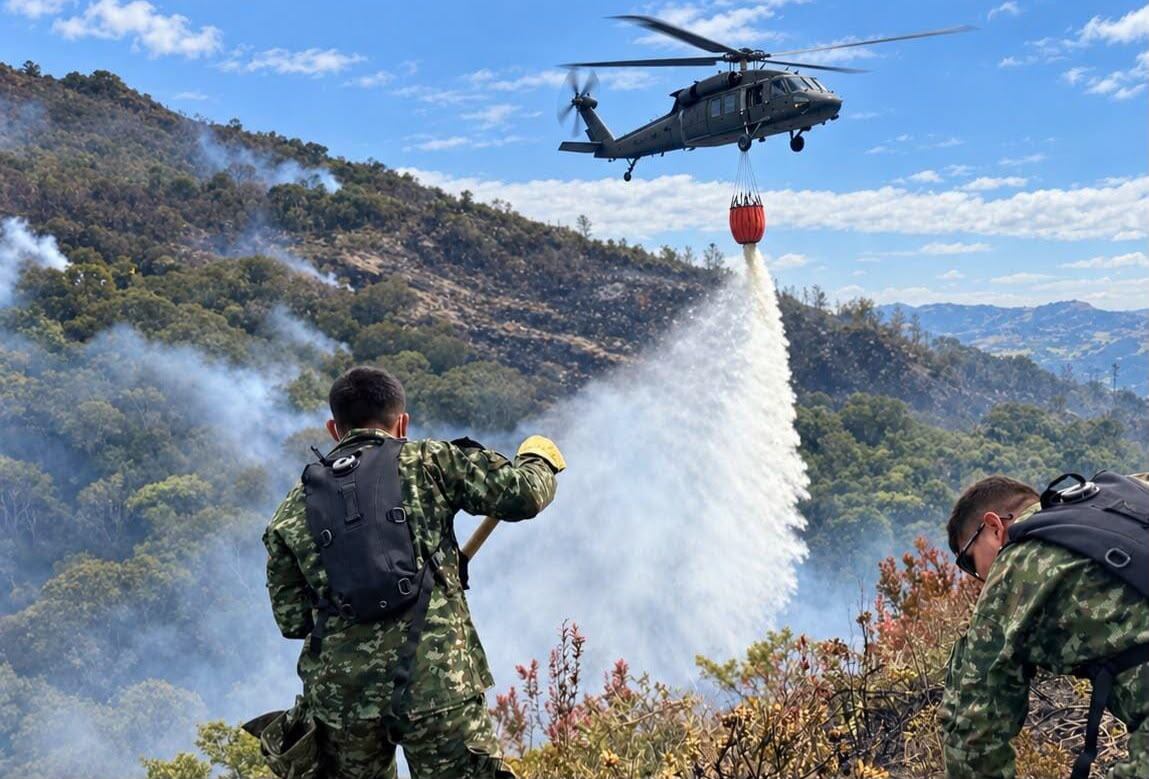 Más de 150 soldados y seis helicópteros mantienen operativo contra incendio en Villa de Leyva