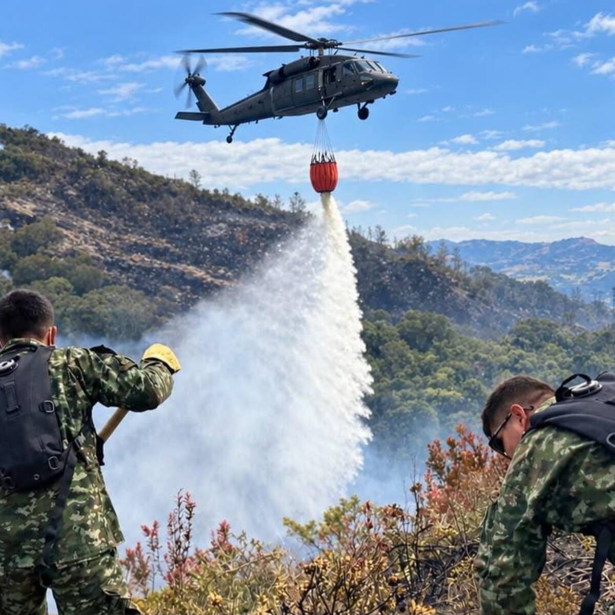 Más de 150 soldados y seis helicópteros mantienen operativo contra incendio en Villa de Leyva