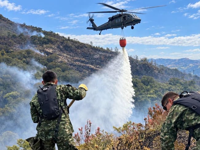 Más de 150 soldados y seis helicópteros mantienen operativo contra incendio en Villa de Leyva