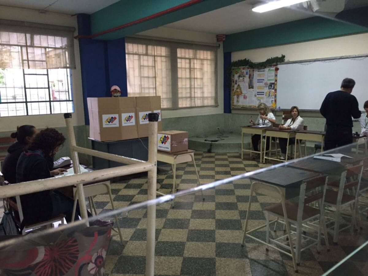 Venezuela elige la nueva Asamblea Nacional en medio de una profunda crisis económica y un ambiente polarizado.