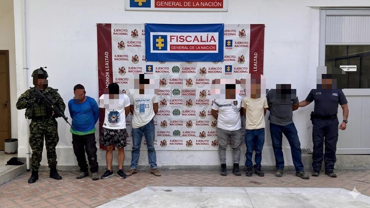 El operativo dejó seis capturados y maquinaria destruida. (Foto: cortesía Ejército Nacional)