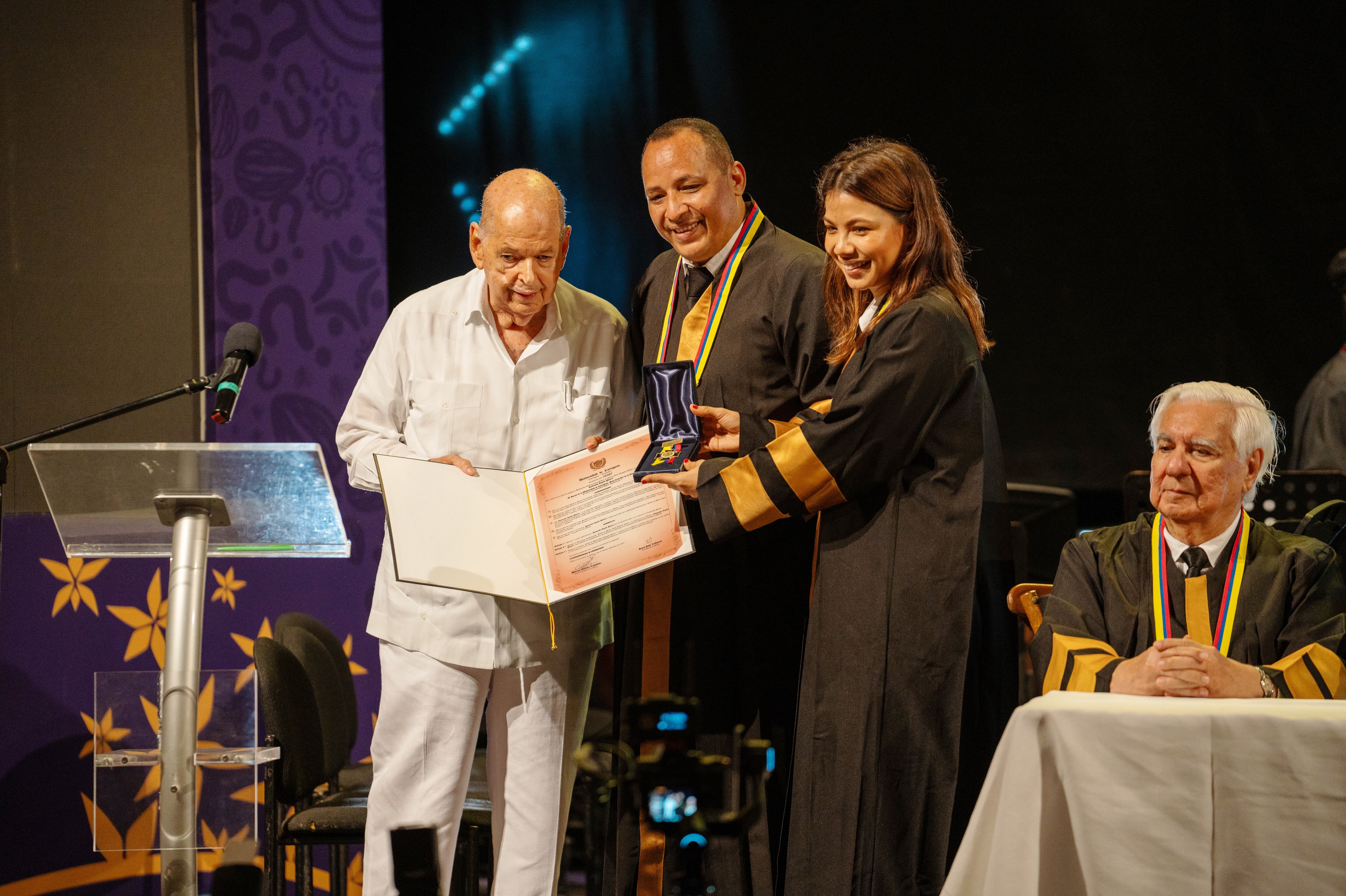 Unicartagena entregó reconocimientos de mérito en su cumpleaños 197