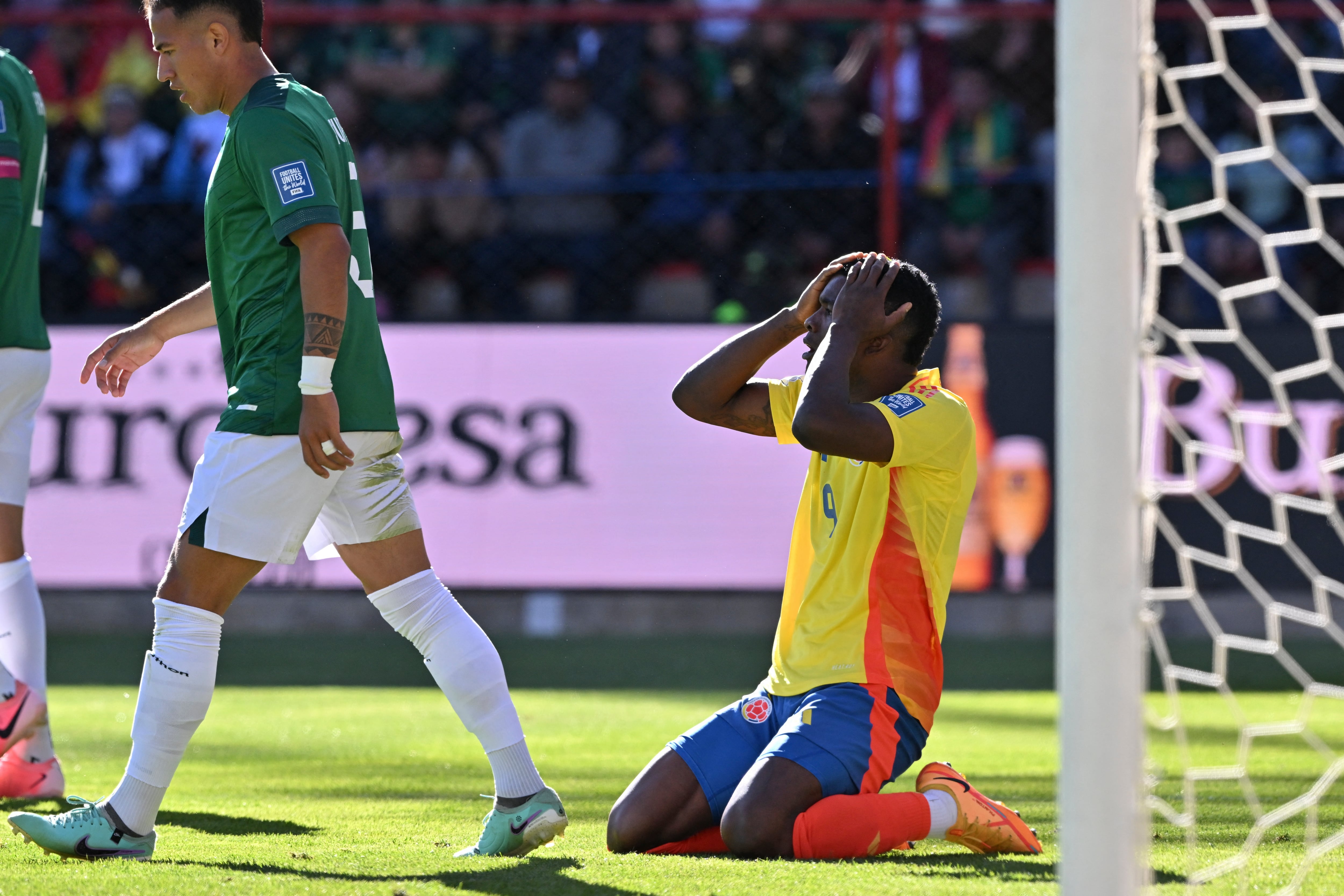 Jhon Córdoba se lamenta tras una acción desperdiciada. (Photo by AIZAR RALDES/AFP via Getty Images)