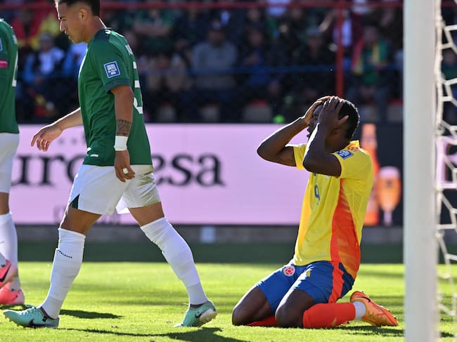 Jhon Córdoba se lamenta tras una acción desperdiciada. (Photo by AIZAR RALDES/AFP via Getty Images)