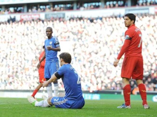 Luis Suárez fue multado por morder a Branislav Ivanovic