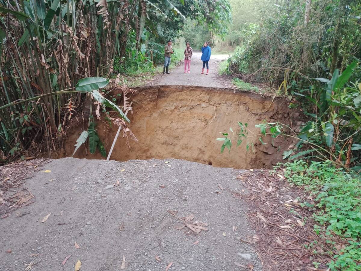Afectados por hundimiento de vía en zona rural de Salento, Quindío esperan soluciones