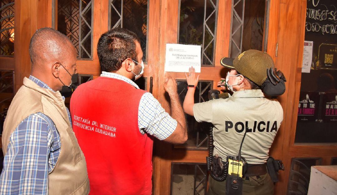 Los negocios deben garantizar dos metros de distancia entre una persona y otra, o entre una mesa y otra
