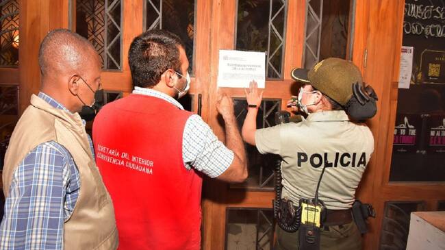 Los negocios deben garantizar dos metros de distancia entre una persona y otra, o entre una mesa y otra