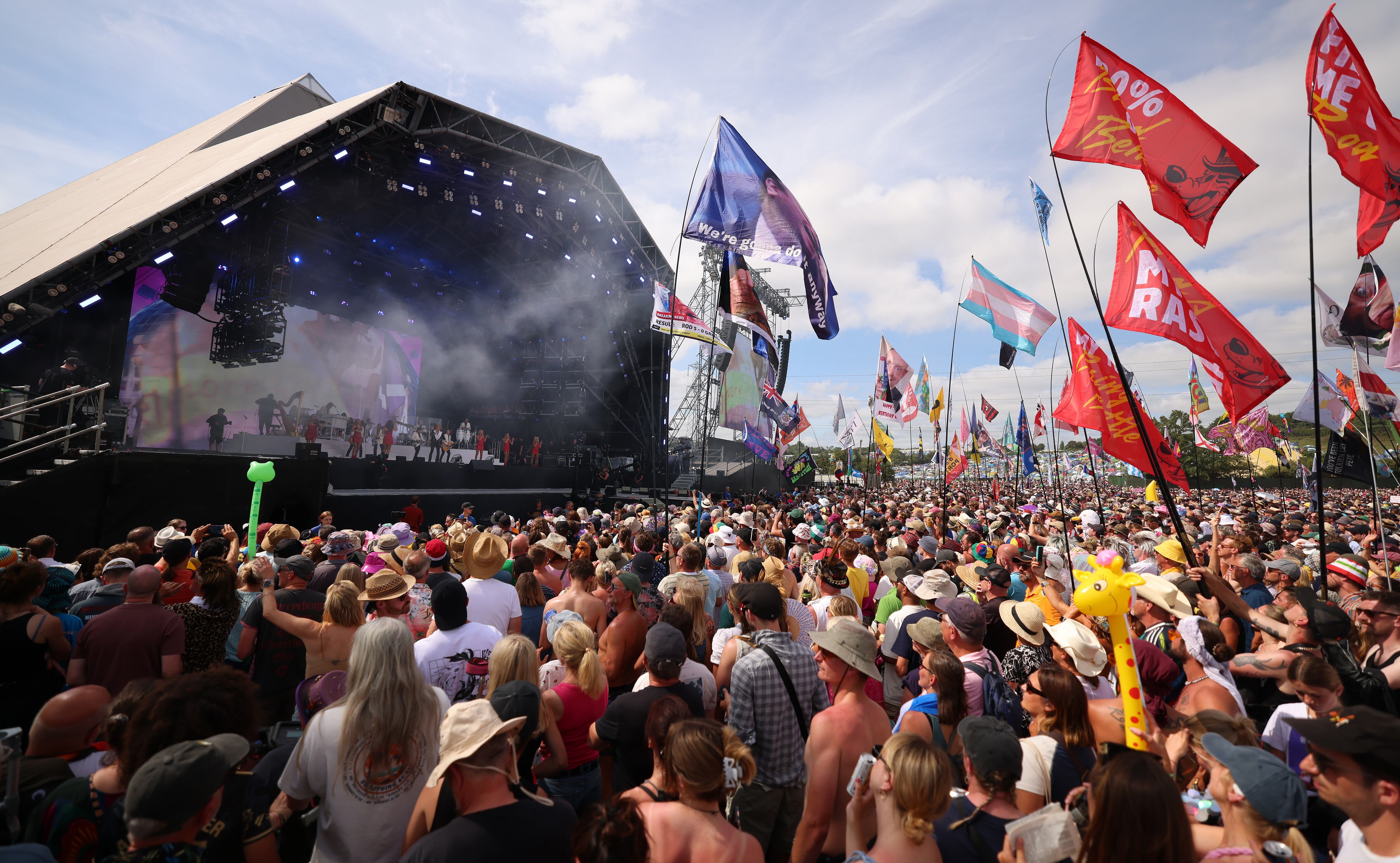 LONDON (United Kingdom), 29/06/2025.- Festival goers watch British singer Rod Stewart perform on the Pyramid Stage during day five of the Glastonbury Festival at Worthy Farm near Pilton, Somerset, Britain, 29 June 2025. The Glastonbury Festival of Contemporary Performing Arts 2025 runs from 25 to 29 June 2025. (Reino Unido) EFE/EPA/ANDY RAIN
