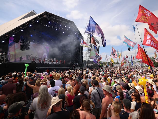 LONDON (United Kingdom), 29/06/2025.- Festival goers watch British singer Rod Stewart perform on the Pyramid Stage during day five of the Glastonbury Festival at Worthy Farm near Pilton, Somerset, Britain, 29 June 2025. The Glastonbury Festival of Contemporary Performing Arts 2025 runs from 25 to 29 June 2025. (Reino Unido) EFE/EPA/ANDY RAIN