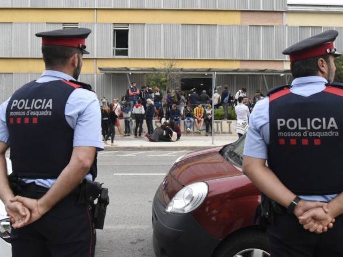 Enfrentamientos y cargas a las puertas de varios colegios al comenzar las votaciones