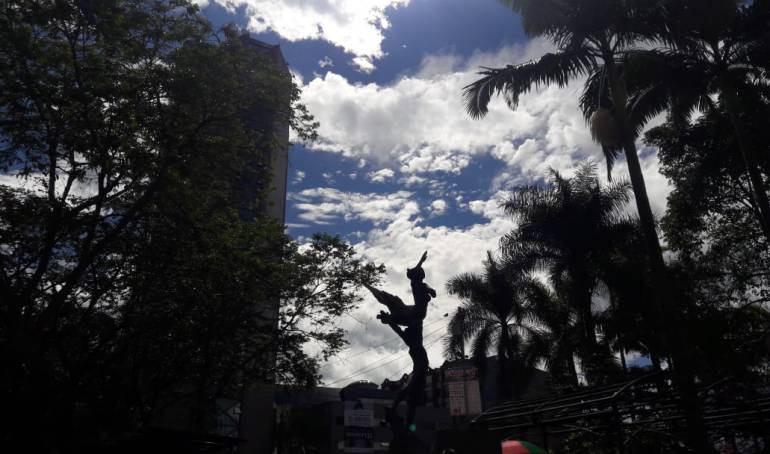 Facebook Caracol radio Armenia 1150am Tw @caracolRArmenia línea WhatsApp 3155681277 