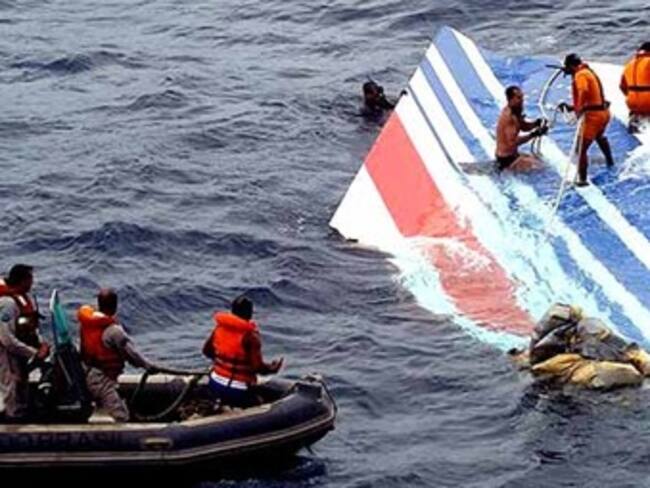 Las heridas de los cuerpos apuntan a que el Airbus se partió en el aire