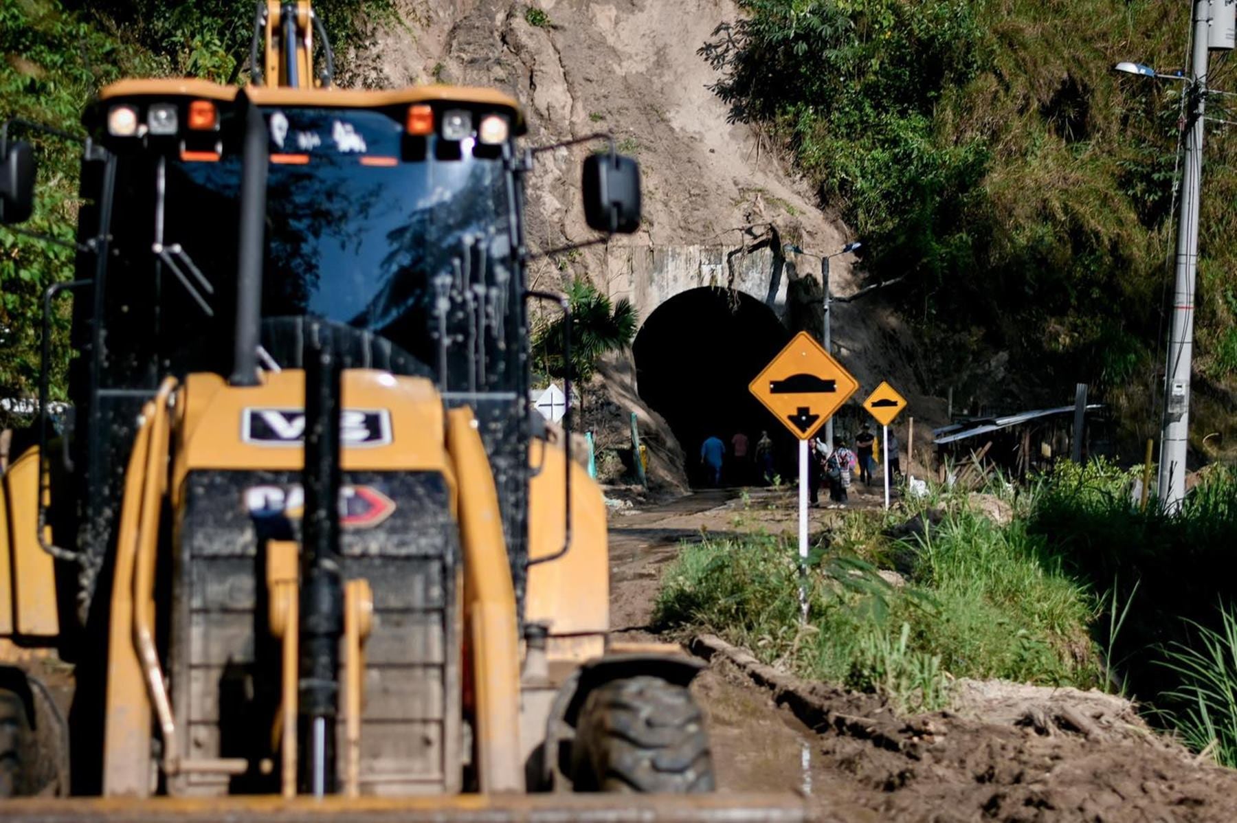 Maquinaria en vías rurales de Ibagué