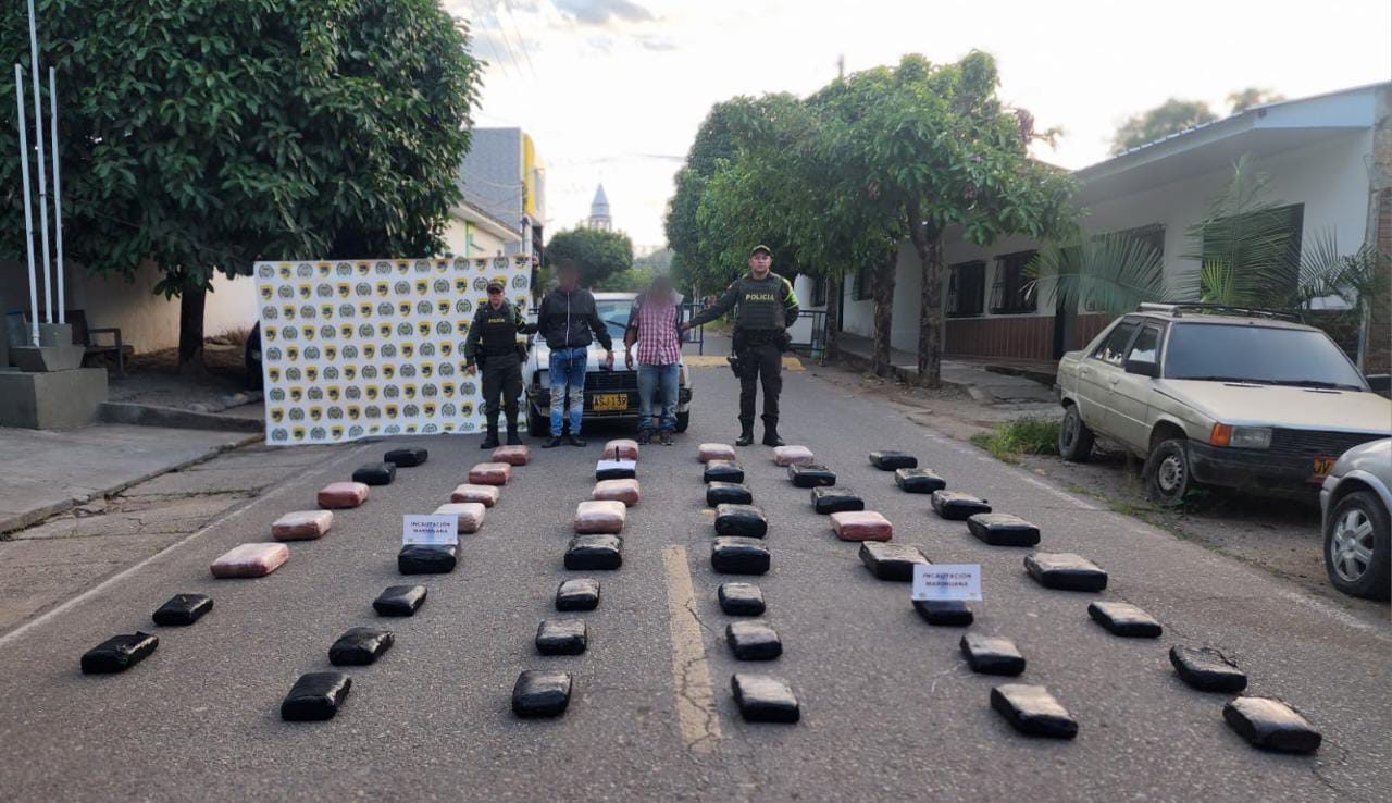 En la verificación de los bultos, se hallaron 47 paquetes grandes con un peso bruto de 190 kilos de marihuana, la cual estaría avaluada en más de 90 millones de pesos.