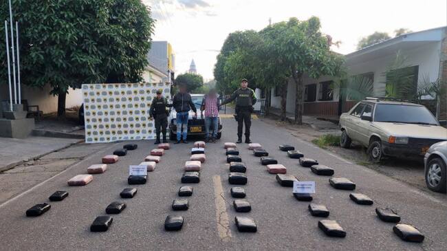 En la verificación de los bultos, se hallaron 47 paquetes grandes con un peso bruto de 190 kilos de marihuana, la cual estaría avaluada en más de 90 millones de pesos.