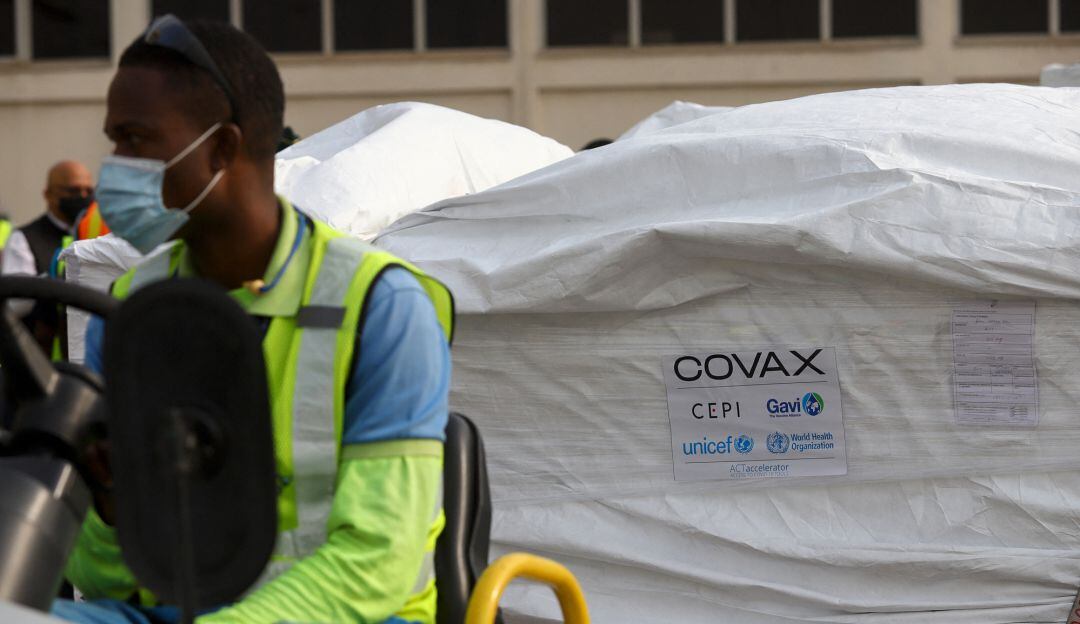 Primer cargamento de COVAX en el aeropuerto de Acra, en Ghana.