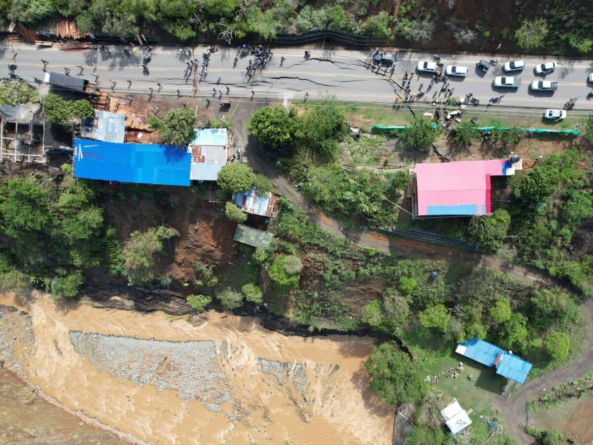 Cierre total de la vía Cali-Loboguerrero por agrietamiento de este corredor