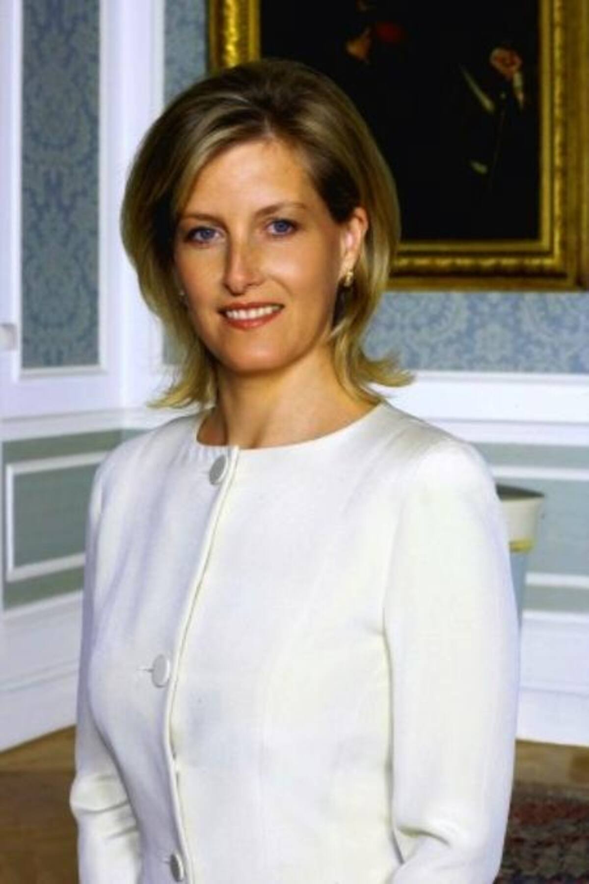Sofía, condesa de Wessex: el nombre real de la condesa es Sophie Helen Rhys-Jones, hija de Christopher Bournes Rhys-Jones quien es vendedor de automóviles jubilado y de Mary O'Sullivan secretaria de profesión.