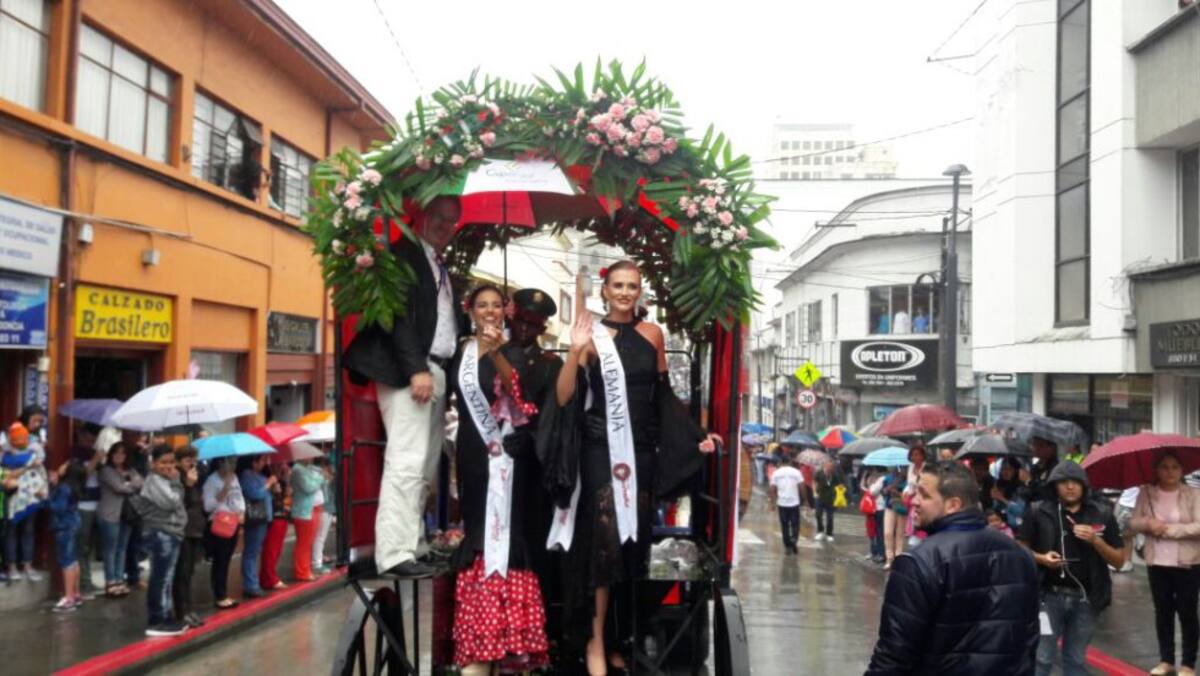 El desfile de las Carretas del Rocío en el cuarto día de la Feria de Manizales