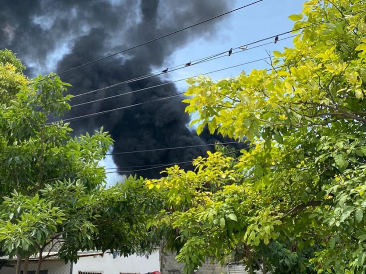 Bomberos controlan voraz incendio en empresa de químicos en Barranquilla