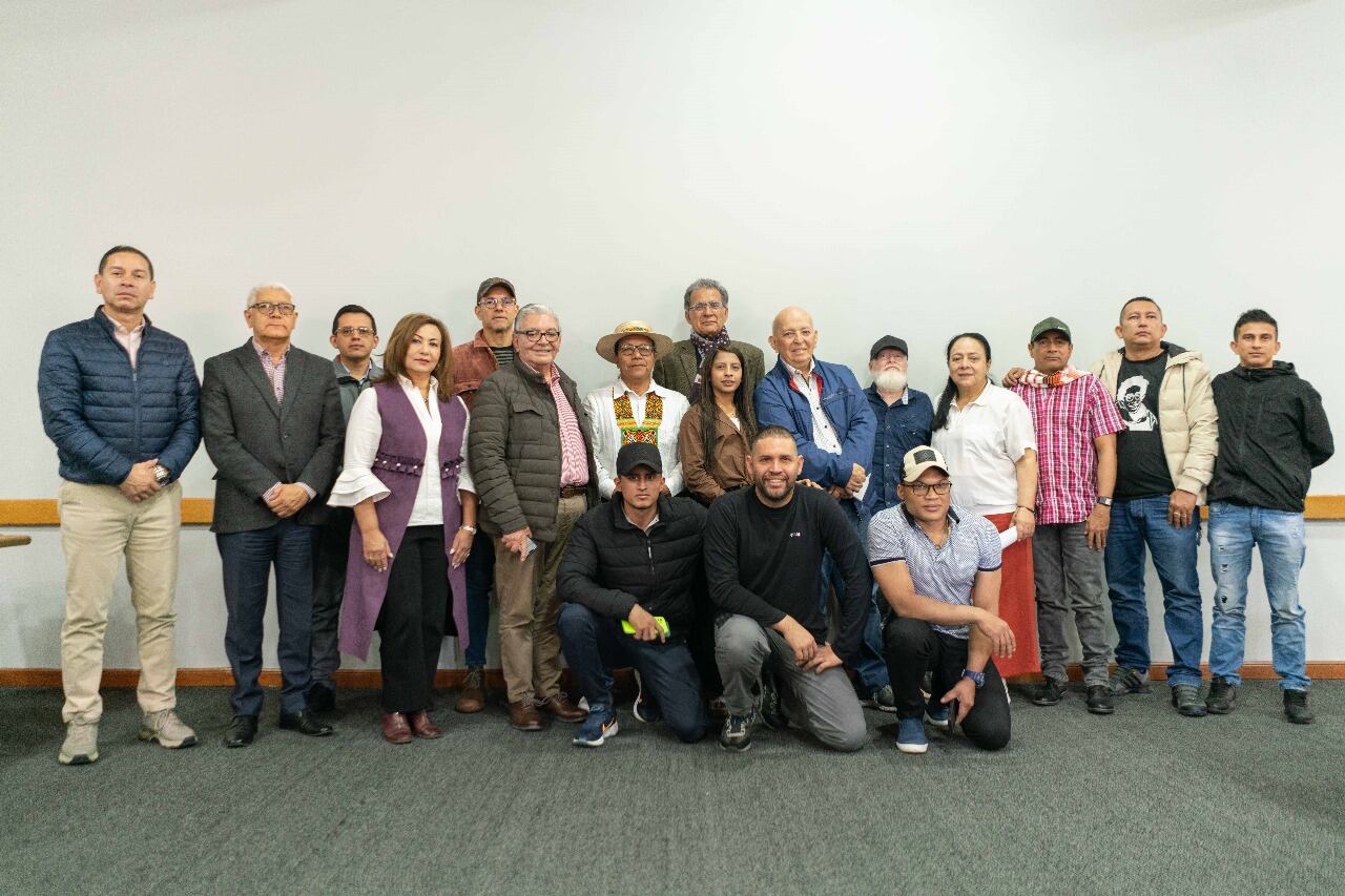 Delegaciones del Gobierno y el Estado Mayor Central de las Farc, al finalizar el tercer ciclo de conversaciones de paz. Cortesía