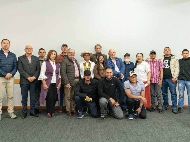 Delegaciones del Gobierno y el Estado Mayor Central de las Farc, al finalizar el tercer ciclo de conversaciones de paz. Cortesía