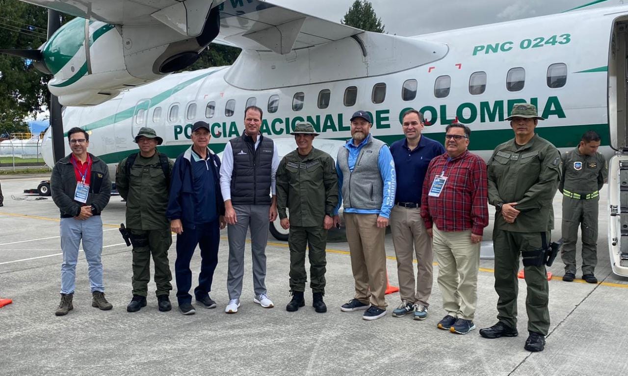 General William Salamanca con funcionarios estadounidenses. Cortesía: Policía Nacional.