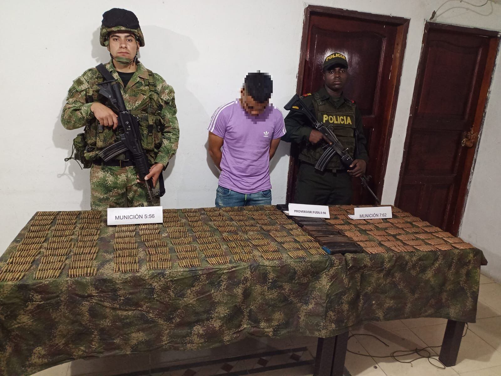 Capturan sujeto que transportaba en una caleta importante material béllico.