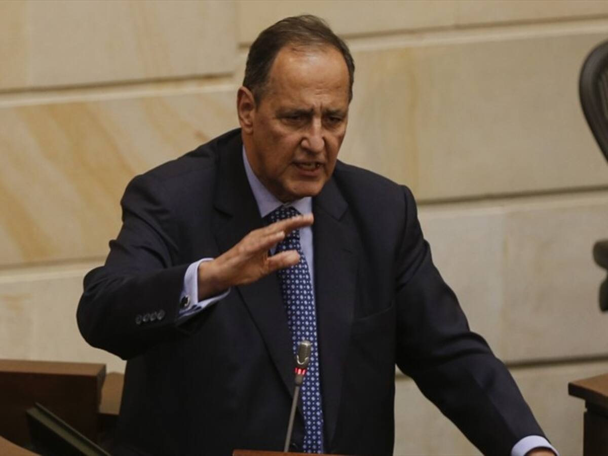 Elevar precio de combustible a un 130% llevaría a Colombia a acabar como Ecuador: Restrepo