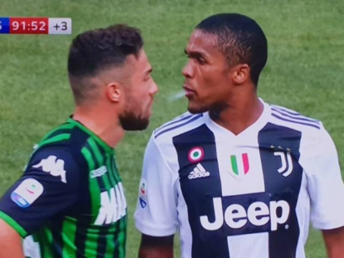 Douglas Costa fue expulsado por el VAR tras escupir a Di Francesco