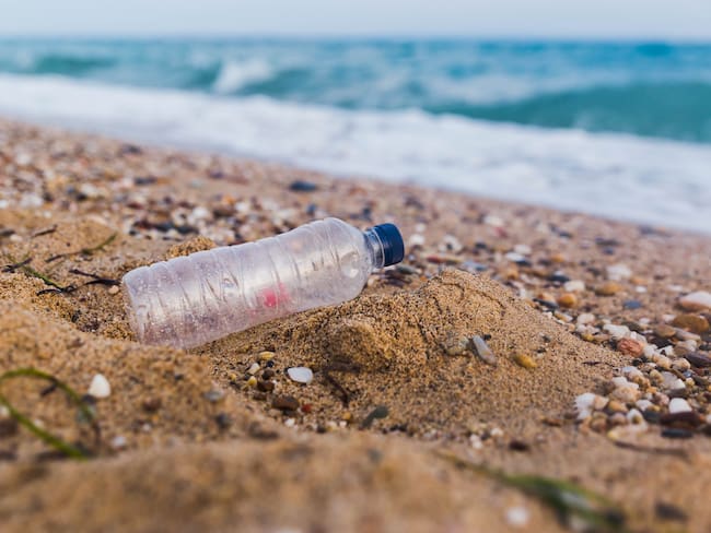 Contaminación por botella de plástico frente al mar (Getty Images)