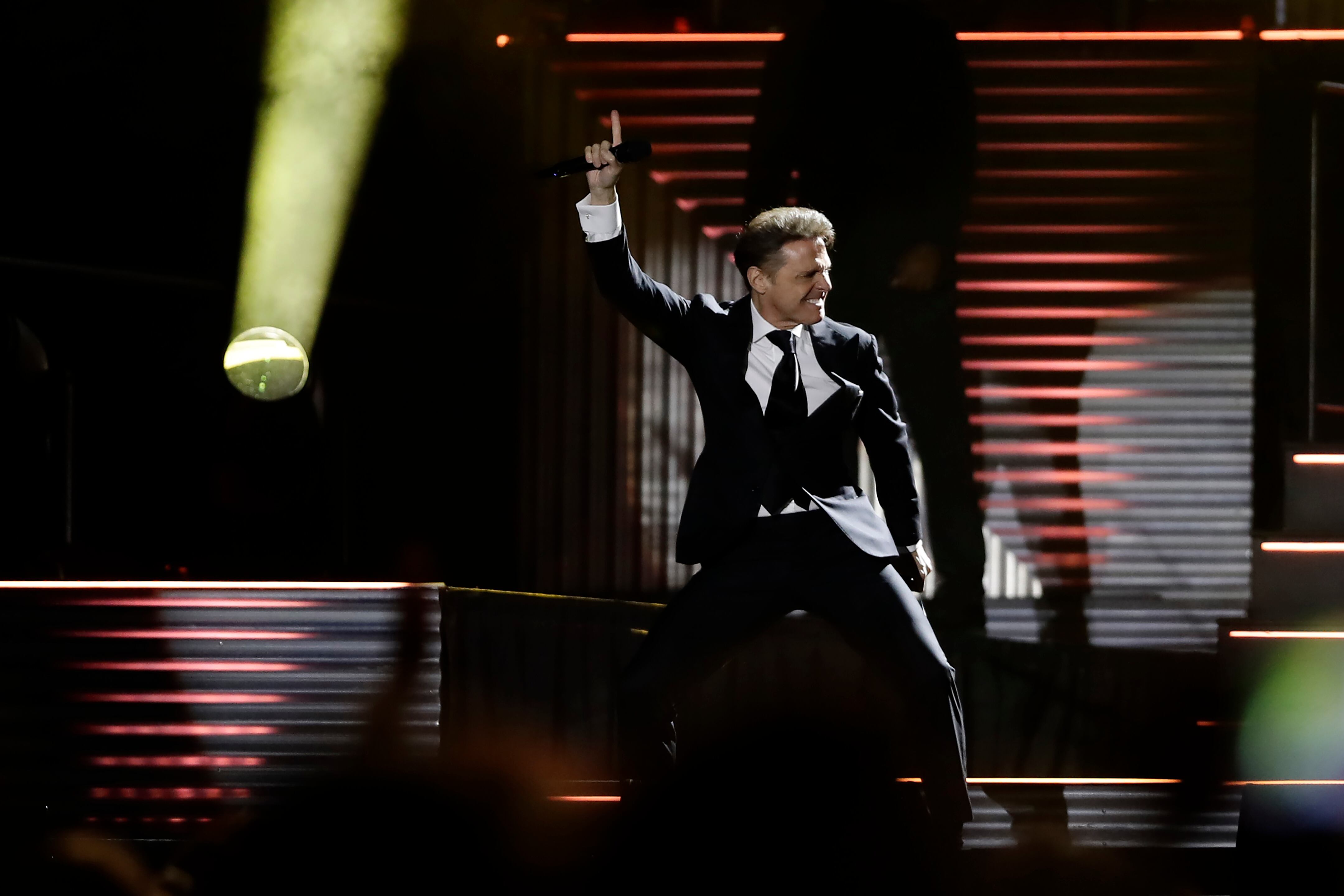 AME3551. SAN SALVADOR (EL SALVADOR), 30/01/2024.- El cantante mexicano Luis Miguel se presenta hoy en concierto en el Estadio Cuscatlán, en San Salvador (El Salvador). EFE/Rodrigo Sura