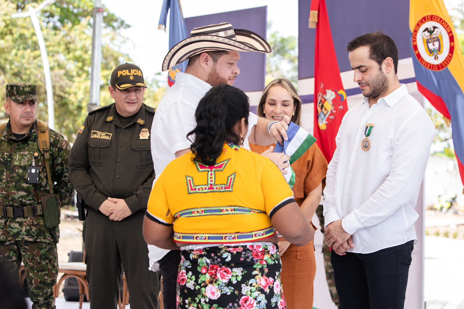 El gobernador electo de Córdoba, Erasmo Zuleta Bechara, recibió la banda departamental de manos del gobernador saliente, Orlando Benítez Mora.