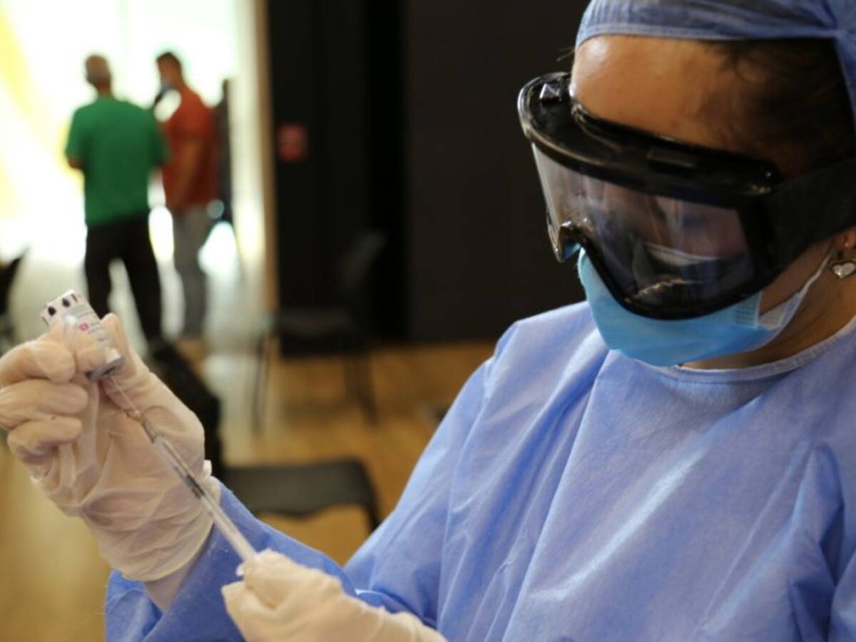 Medellín mejora en el avance de vacunación contra el COVID-19