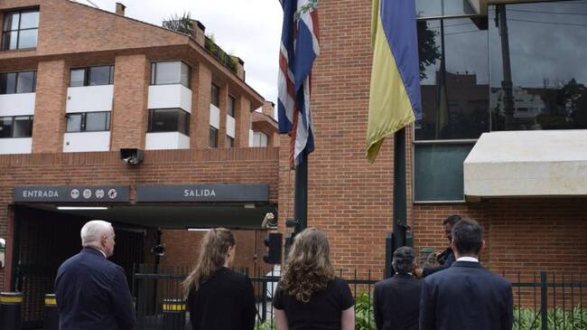 Homenajes a la reina Isabel II frente a la sede de la Embajada del Reino Unido en Colombia. Foto: Cortesía Embajada del Reino Unido en Colombia.