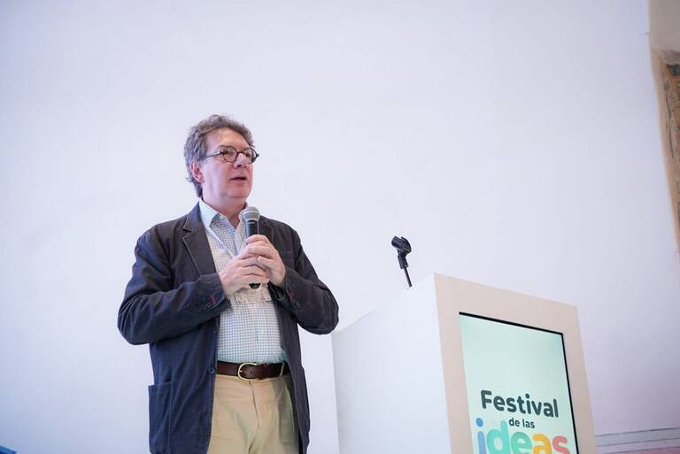 Juan Carlos Restrepo, director legal y de asuntos internos de BAT, durante la introducción del Festival de las Ideas 2023