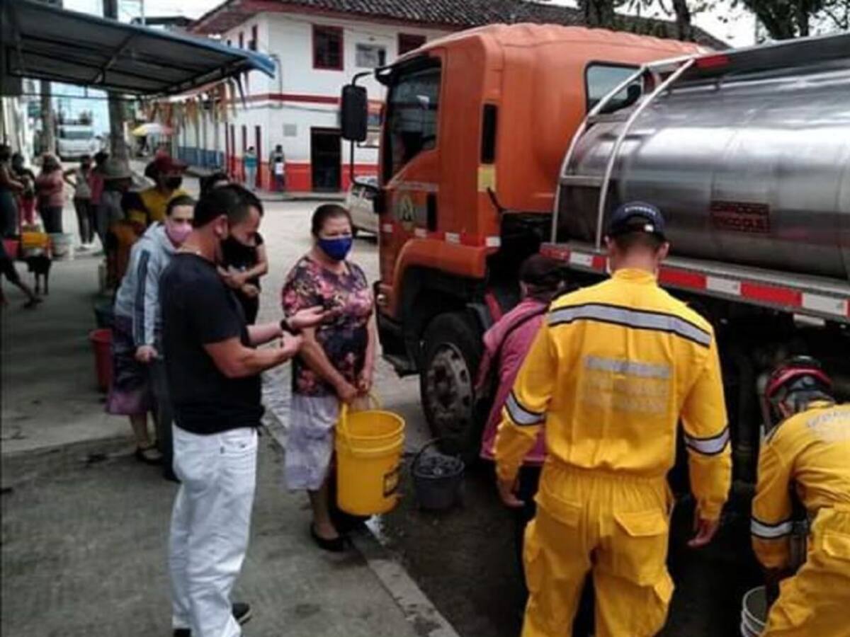 En un camión cisterna llegó el agua a Samaria en Filadelfia