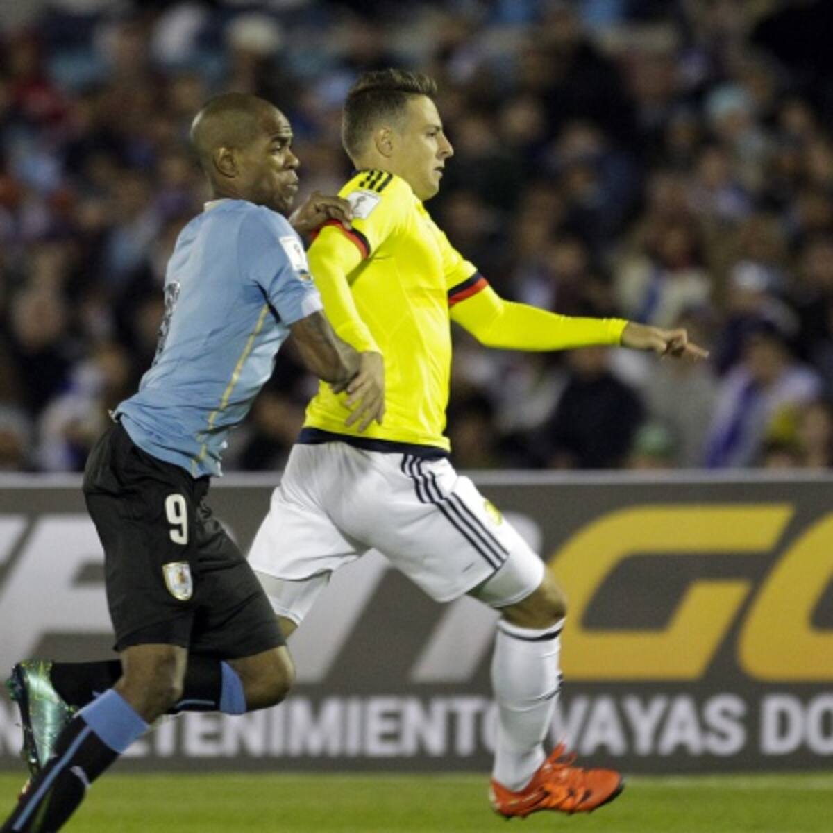 El balón me picó, no lo vi: Santiago Arias sobre el tercer gol uruguayo