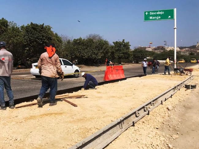 Alcaldía de Cartagena construye sendero peatonal en el Puente Heredia