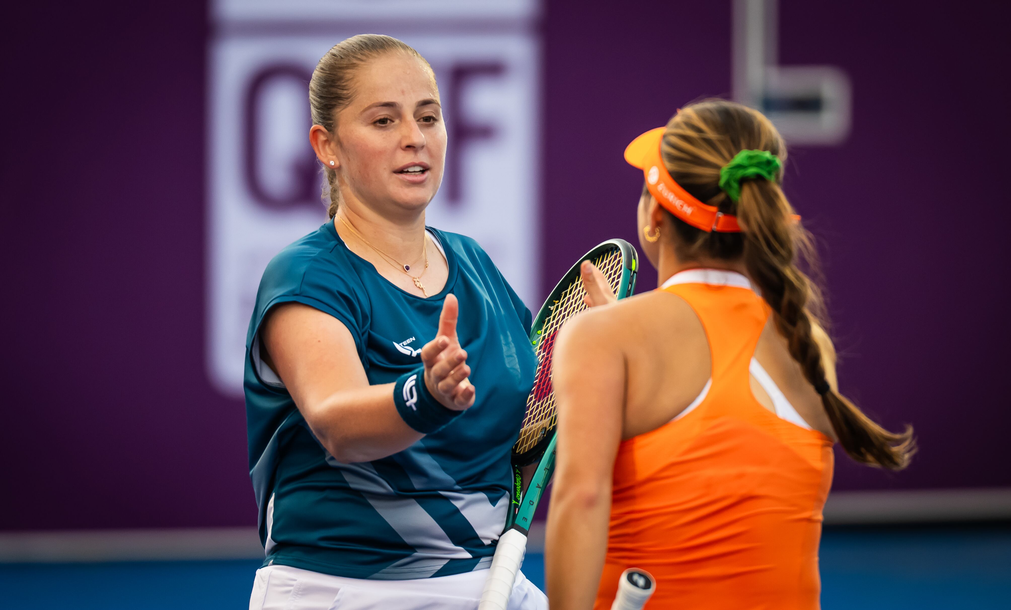 Camila Osorio se saluda con Jelena Ostapenko al final del partido en Doha. (Photo by Robert Prange/Getty Images)