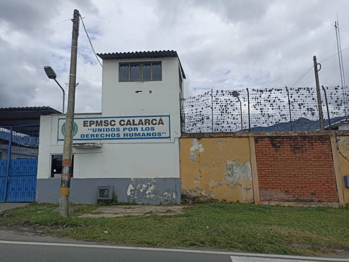 En cárcel de Calarcá burlan la seguridad lanzando paquetes con droga