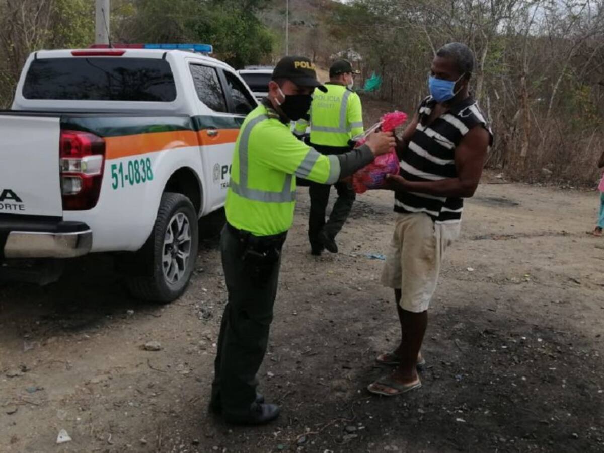 Policías en Bolívar entregan ayudas humanitarias con recursos propios