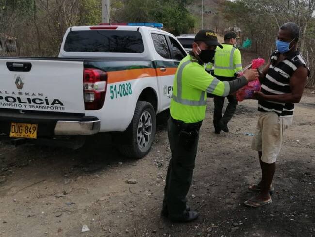 Policías en Bolívar entregan ayudas humanitarias con recursos propios