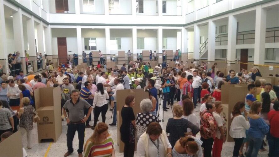 Se registraron protestas en el colegio San Pedro por falta de tarjetones de consulta. Foto: Nataly Ayala.