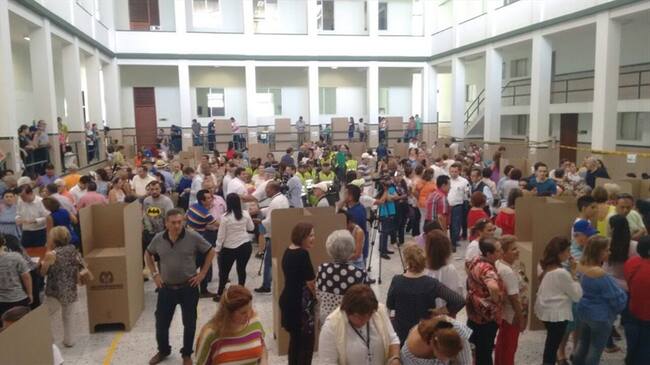 Se registraron protestas en el colegio San Pedro por falta de tarjetones de consulta. Foto: Nataly Ayala.