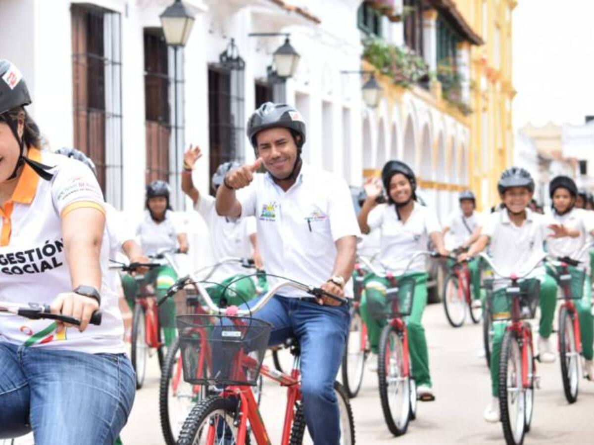 Gestión Social de Bolívar entregó 70 bicicletas a estudiantes de Mompox