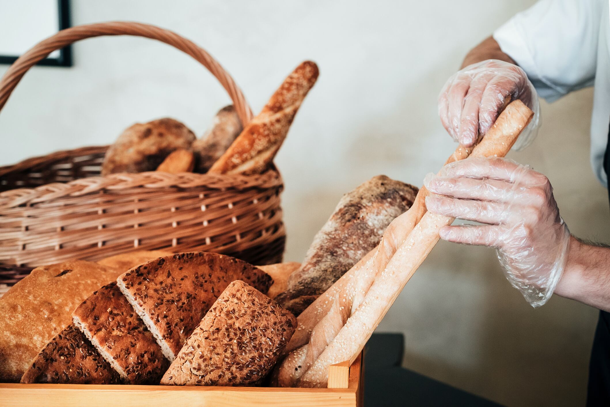 Hombre sacando un pan de una canasta (Getty Images)