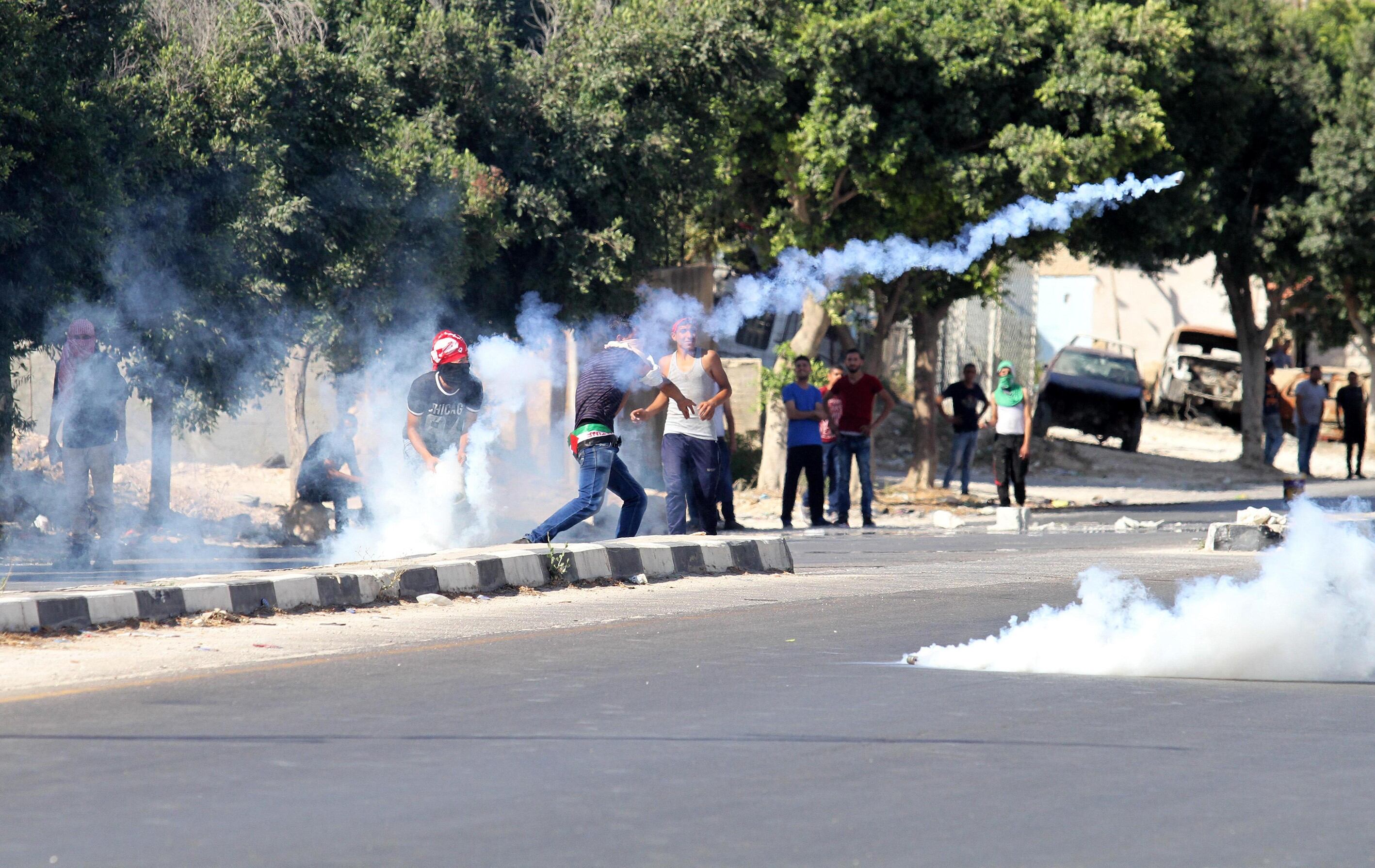 NABLUS, WEST BANK - AUGUST 18: Palestinian protesters clash with Israeli security forces during protest in support of Palestinians in Israeli prisons, at Huwara village in Nablus, West Bank on August 18, 2016. (Photo by Nedal Eshtayah/Anadolu Agency/Getty Images)